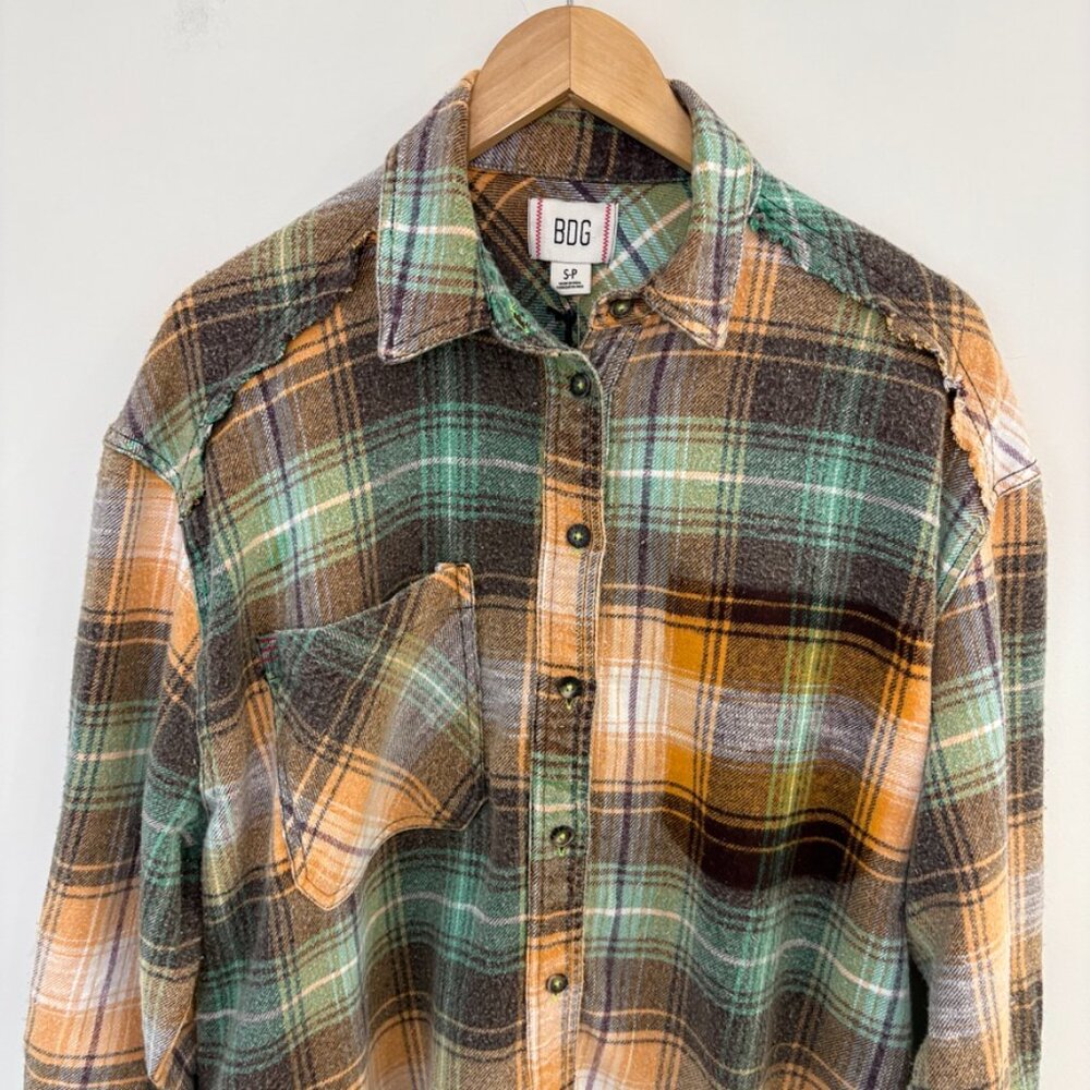 BDG Distressed Plaid Flannel Shirt Jacket Raw Hem Grunge Shacket Sz S NWT - Picture 3 of 10